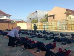 Babinsa Sumber Latih Baris Berbaris, Wujudkan Pelajar Disiplin Dan Berkarakter