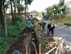 Babinsa Budayakan Kerja Bakti, Bersama Warga Bangun Talud Jalan Agar Aliran Air Lancar