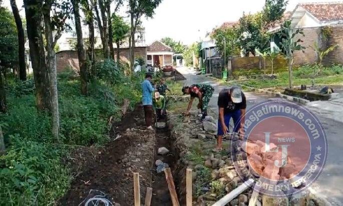 Babinsa Budayakan Kerja Bakti, Bersama Warga Bangun Talud Jalan Agar Aliran Air Lancar