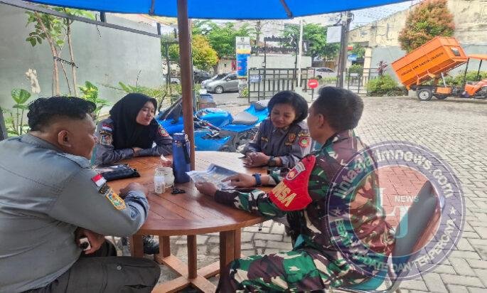 Bincang Bincang Santai, Babinsa Danikusuman Dengan Linmas Untuk Jaga Situasi Wilayah Aman