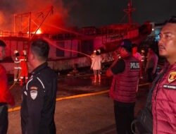 Polisi Lakukan Pengamanan, Evakuasi dan Olah TKP, Kebakaran Kapal dikawasan Pelabuhan Muara Baru