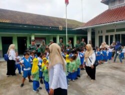 Belajar Disiplin Sejak Dini, Siswa TK Jetis dan KB Masyitoh Kunjungi Koramil Dagangan
