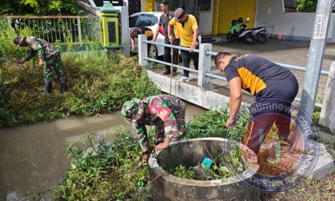 Gotong Royong Jaga Lingkungan, Koramil Pilangkenceng Bersama Warga Bersihkan Parit Pasar Tlagan