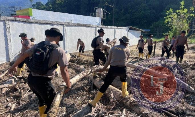 Pulihkan Pasca-Banjir Bandang, Tim SAR Resimen II Pasukan Pelopor Bersihkan Sungai di Agam