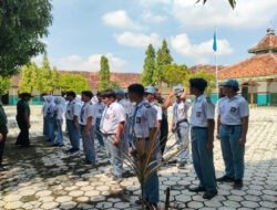 Surasno Berikan Pelatihan Tata Upacara Sekolah untuk Mendidik Siswa