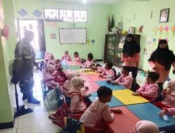 Babinsa Sambangi TK Aisyiyah Kampung Sewu 02, Berikan Motivasi Dan Semangat Belajar