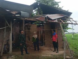 Puting Beliung Melanda Trenggalek, Babinsa dan BPBD Turun Tangan