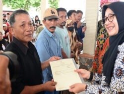 Berikan Kepastian Hukum, Bupati Ipuk Serahkan 186 Sertifikat Tanah Lintas Sektor untuk Nelayan Muncar