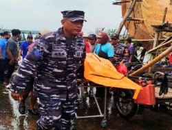 Prajurit Posal Muncar Lanal Banyuwangi Evakuasi Nelayan Meninggal Dunia di Atas KMN Umbaran