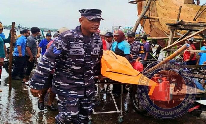 Prajurit Posal Muncar Lanal Banyuwangi Evakuasi Nelayan Meninggal Dunia di Atas KMN Umbaran