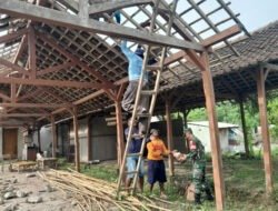 Gotong Royong Bangun Asa: Babinsa Bulu Bantu Dirikan Rumah Warga