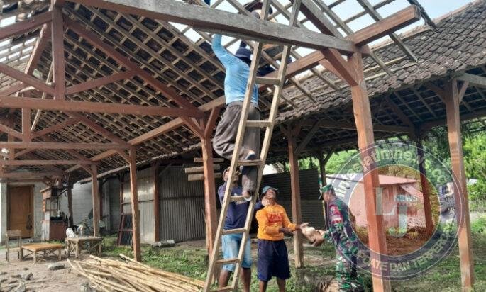 Gotong Royong Bangun Asa: Babinsa Bulu Bantu Dirikan Rumah Warga