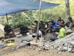 Kebersamaan TNI dan Masyarakat Terjalin Saat Istirahat Makan Siang Dilokasi Pembangunan Jembatan Gantung Perintis Garuda Di Pacitan