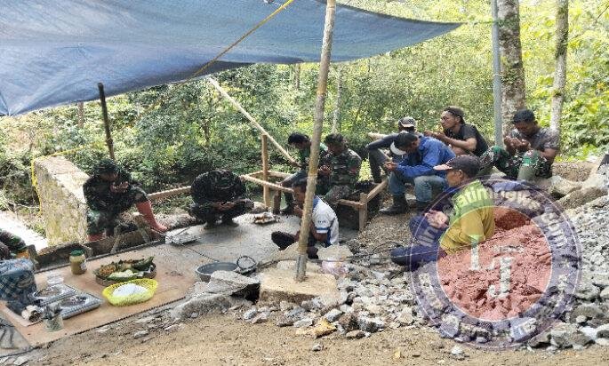 Kebersamaan TNI dan Masyarakat Terjalin Saat Istirahat Makan Siang Dilokasi Pembangunan Jembatan Gantung Perintis Garuda Di Pacitan