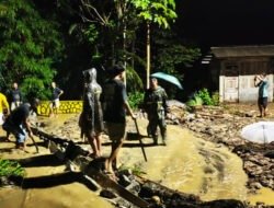 Luapan Sungai Tutup Jalan Nasional Prigi, Aparat dan Warga Bergotong Royong Bersihkan Lumpur