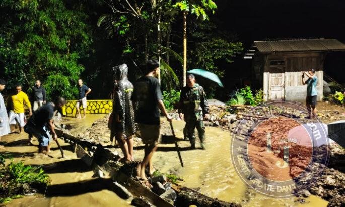 Luapan Sungai Tutup Jalan Nasional Prigi, Aparat dan Warga Bergotong Royong Bersihkan Lumpur