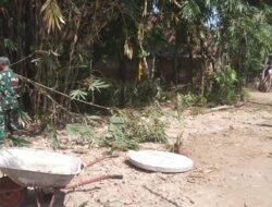 Bantu Kesulitan Warga, Babinsa Kodim Ponorogo Ikut Kerja Bakti Potong Bambu