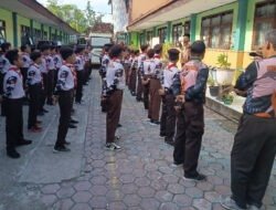 MIN 2 Lamongan Menyelenggarakan Bakti Sosial sebagai Pembelajaran Karakter