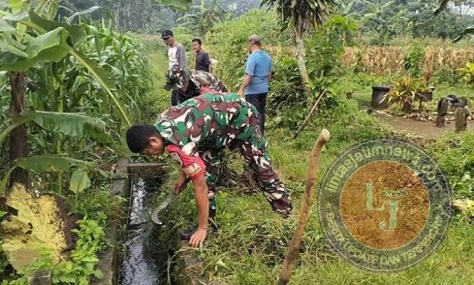 TNI–Polri dan Warga Kelutan Kompak Bersihkan Saluran Air, Cegah Banjir di Trenggalek
