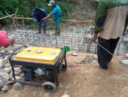 TNI Bersama Warga Bahu- Membahu Dalam Pengerjaan Pembangunan Jembatan Gantung di Pacitan