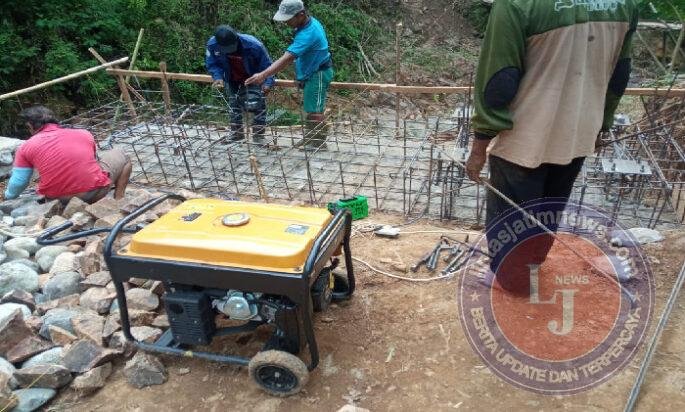TNI Bersama Warga Bahu- Membahu Dalam Pengerjaan Pembangunan Jembatan Gantung di Pacitan