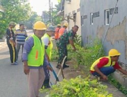 Babinsa dan Warga Sogaten Bersatu Bersihkan Saluran Air, Cegah DBD Sejak Dini