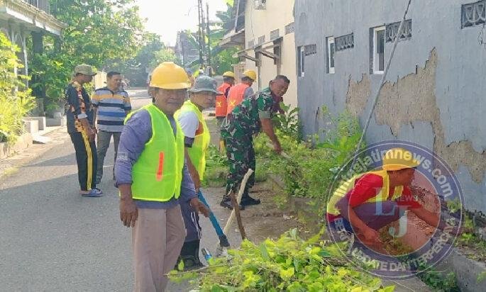 Babinsa dan Warga Sogaten Bersatu Bersihkan Saluran Air, Cegah DBD Sejak Dini