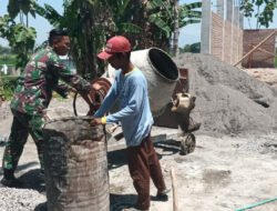 Kepedulian Babinsa Hadir di Tengah Warga Bantu Renovasi Rumah