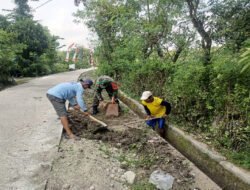 Got Bersih, Lingkungan Sehat: Babinsa Kenongorejo Ajak Warga Peduli Saluran Air