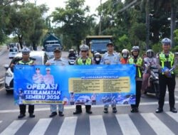 Satlantas Polres Gresik Gencarkan Edukasi Keselamatan, Pengguna Jalan Tertib Dapat Cokelat