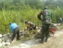 Babinsa Laksanakan Karya Bakti Pembangunan Talud di Pinggiran Jalan Kampung