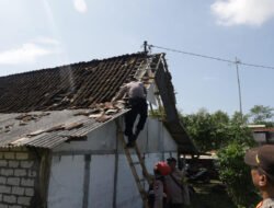 Tanggap Bencana, Polres Tuban Tangani Dampak Angin Puting Beliung