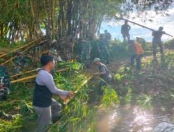 Siapkan Lokasi Pembangunan Jembatan Gantung, Anggota Kodim Ponorogo Kerja Bakti Pembersihan Rumpun Bambu