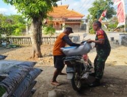 Babinsa Kedungrejo Kawal Penyaluran Pupuk Subsidi, Petani Dusun Jatus Merasa Terbantu