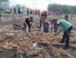 Peduli Lingkungan Jajaran Polres Jember Bersih-bersih Pantai Puger