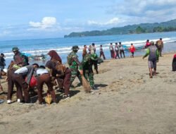 Aksi Nyata TNI–Polri dan Warga Jaga Kebersihan Pantai Konang Trenggalek