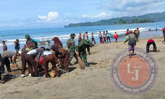 Aksi Nyata TNI–Polri dan Warga Jaga Kebersihan Pantai Konang Trenggalek