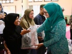 Staf Ahli TP PKK Pusat Yane Ardian Serahkan Bantuan untuk Korban Bencana di Kabupaten Agam