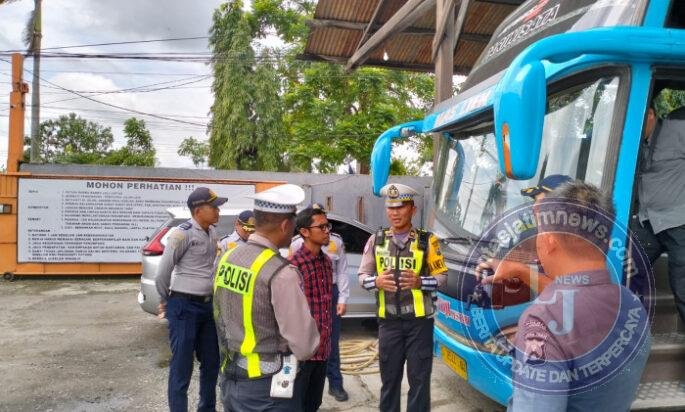 Untuk Keselamatan, Polres Lamongan Ramp Check Bus Pariwisata Jelang Harlah NU