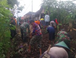 Sambut Pembangunan Jembatan Gantung, TNI dan Warga Semangat Kerja Bakti