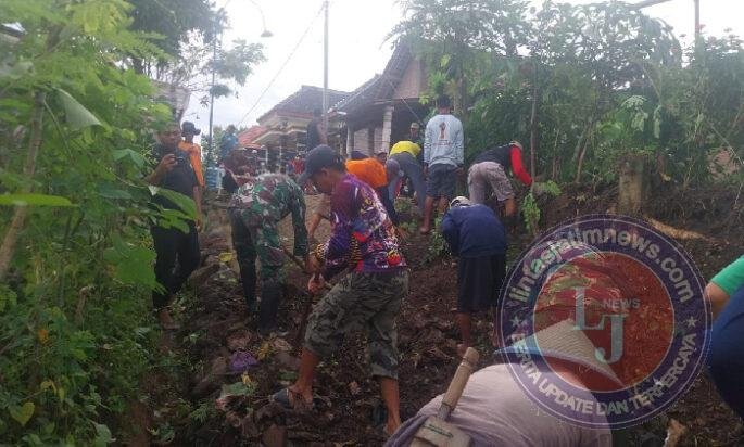 Sambut Pembangunan Jembatan Gantung, TNI dan Warga Semangat Kerja Bakti