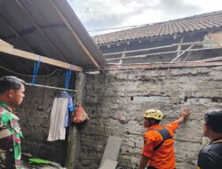 Rumah Roboh Akibat Gempa Bumi, Anggota Kodim Ponorogo Gerak Cepat Bantu Warga Terdampak