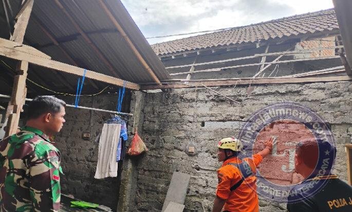 Rumah Roboh Akibat Gempa Bumi, Anggota Kodim Ponorogo Gerak Cepat Bantu Warga Terdampak