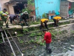 Cegah Bahaya Banjir, Koramil 04/Jebres Kodim 0735/Surakarta Gelar Karya Bakti Terpadu Pembersihan Sungai