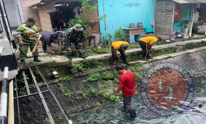 Cegah Bahaya Banjir, Koramil 04/Jebres Kodim 0735/Surakarta Gelar Karya Bakti Terpadu Pembersihan Sungai