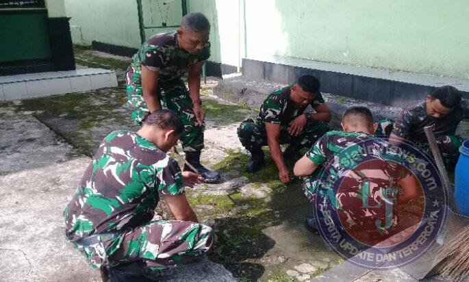 Jaga Kebersihan Lingkungan, Anggota Koramil 02/Banjarsari Laksanakan Kurve Pembersihan Sekitar Perkantoran