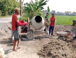 Babinsa Peduli Kemajuan Umat, Cor Halaman Masjid dan Buat Saluran Air