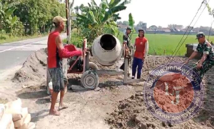 Babinsa Peduli Kemajuan Umat, Cor Halaman Masjid dan Buat Saluran Air