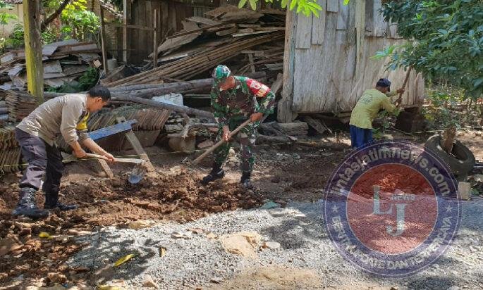 Langkah Kecil untuk Lingkungan Sehat, Babinsa dan Warga Ketupu Bangun Saluran Air