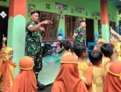 Tanamkan Cinta Tanah Air Sejak Dini, Babinsa Ngemplak Sambangi TK Mutiara Hati